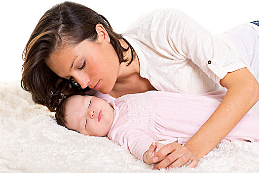 女婴,睡觉,母亲,关心,靠近,白色背景,毛皮