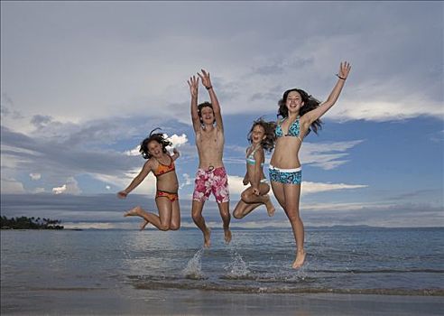 四个孩子,跳跃,喜悦,海滩,印度尼西亚,亚洲