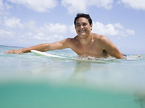 男人,坐,冲浪板,水中,微笑
