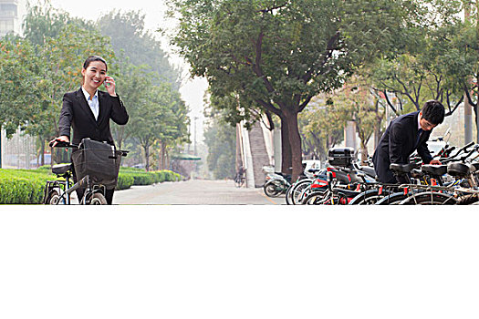 年轻,商务人士,停放,自行车,通电话,北京
