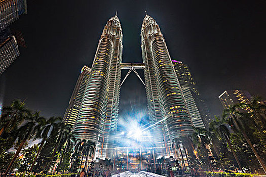 喷泉,正面,光亮,佩重纳斯大厦,塔楼,夜晚,吉隆坡,马来西亚,亚洲