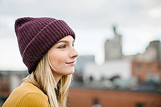 年轻,女人,头像,戴着,编织帽,注视,屋顶
