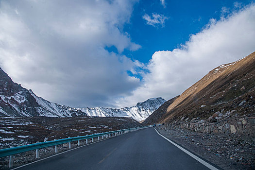 中国公路建设史上的丰碑-----g217国道独库公路独山子段穿越,铁里买提达坂