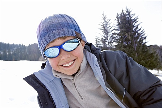 男孩,7-9岁,站立,雪中,地点,戴着,墨镜,微笑,头像