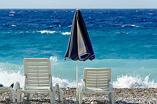 折叠躺椅,伞,海滩,萨摩斯岛,南方,斯波拉提群岛,爱琴海,希腊,欧洲