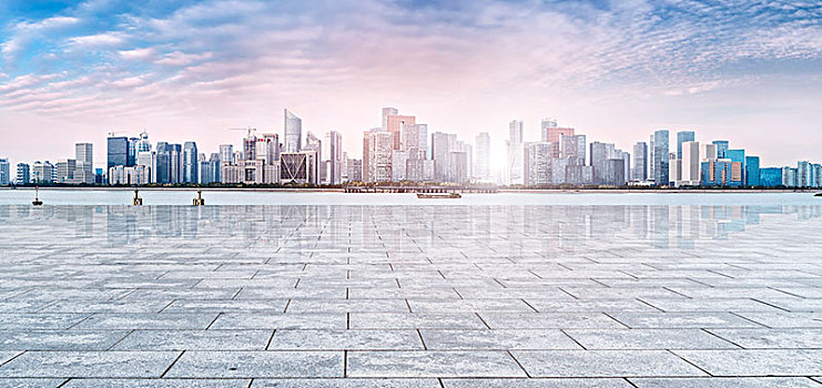 前景為城市廣場的杭州建筑景觀商業大廈
