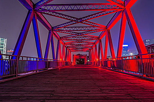 中国上海的外白渡桥的内部夜红绿灯