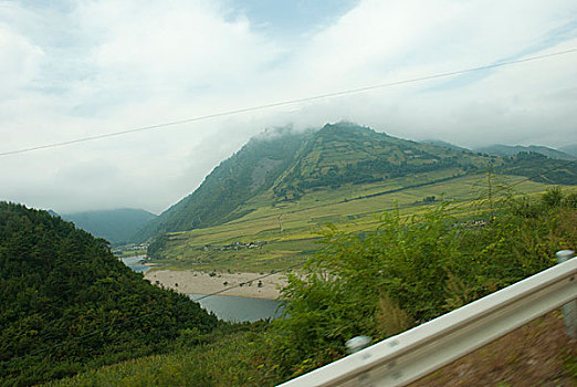 中朝边界鸭绿江对岸朝鲜风光