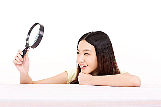年轻女性拿着放大镜