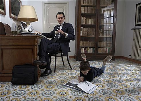 父亲,坐,书桌,儿子,4-6岁,读,书本