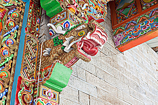 藏族彩绘龙柱