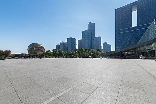 汽车广告背景,杭州钱江新城,空的地板和现代城市建筑