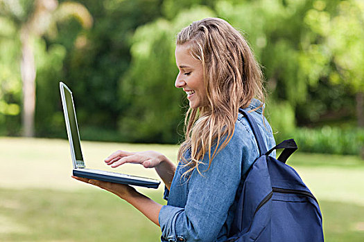 年轻,高兴,女孩,拿着,笔记本电脑,背包