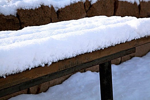 白雪覆盖着的座椅