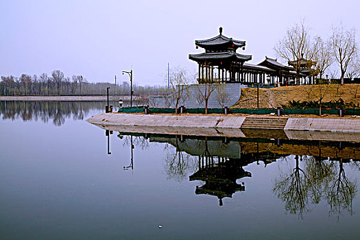 中国古典楼阁倒映在湖里