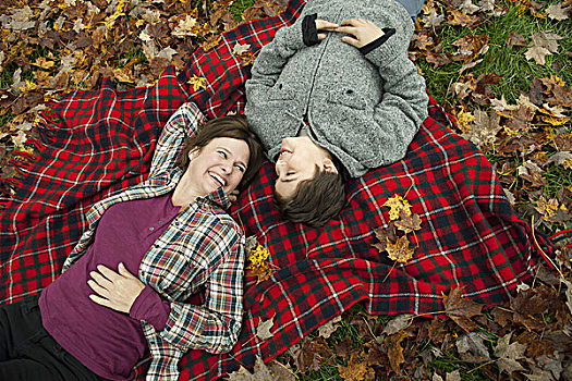 两个人,女人,孩子,躺着,红色,格子图案,野餐毯,仰视