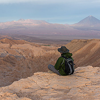 游客,坐,边缘,悬崖,死谷,佩特罗,阿塔卡马沙漠,省,安托法加斯塔大区,智利