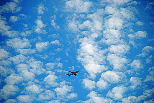 穿越蓝天白云的飞机