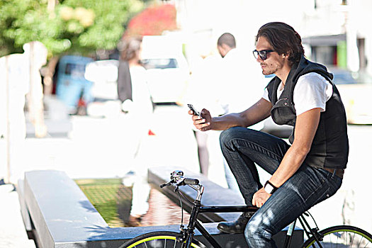 中年,男人,骑车,发短信,智能手机,街上
