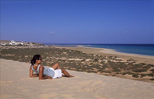 女人,躺着,沙丘,远眺,干盐湖,海滩,富埃特文图拉岛,加纳利群岛,西班牙,欧洲