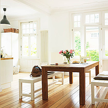 长,木桌子,白色,长椅,新鲜,上漆,木地板,厨房
