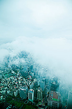 台湾台北市145大厦上眺望云雾中的台北市景