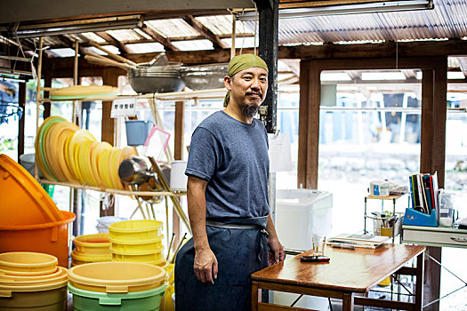 日本人,男人,戴着,头巾,站立,纺织品,植物,染色,工作间,看镜头,微笑