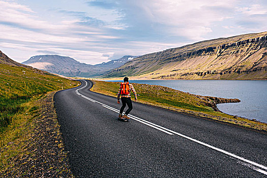 后视图,中年,男人,滑板,弯曲,公路,湖,冰岛