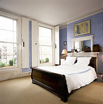 传统,卧室,一对,雪撬,床,白色,床单,窗户,百叶窗