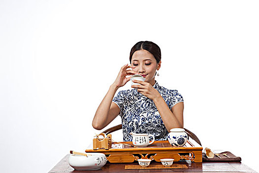 棚拍身穿中国传统服装的年轻女人品茶