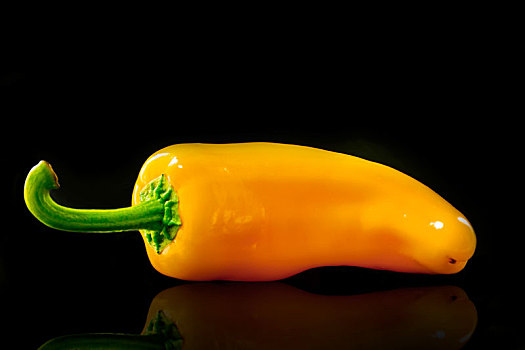 黄色的新鲜甜椒在黑色的背景
