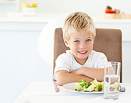 肖像,小男孩,吃饭,健康,沙拉,午餐,厨房