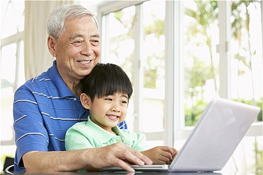 中国人,爷爷,孙子,坐,书桌,使用笔记本,在家