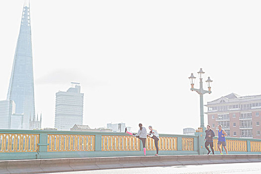 跑步,跑,伸展,晴朗,雾状,城市,桥,伦敦,英国