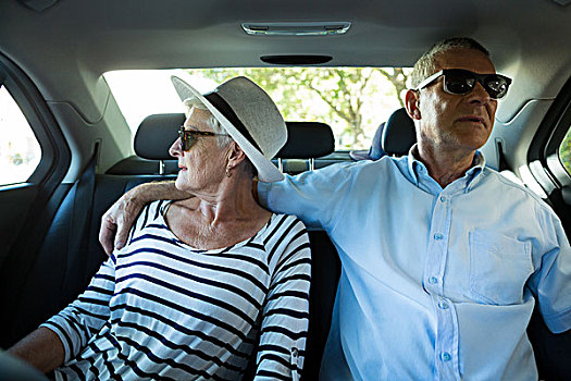 老年,夫妻,坐,汽车,戴着,墨镜