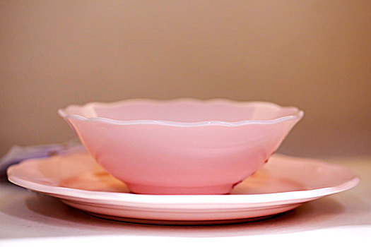 粉色的玻璃碗,放在玻璃盘子中