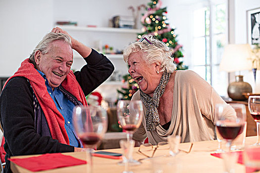 老年,夫妻,讥笑,圣诞节,午餐,桌子
