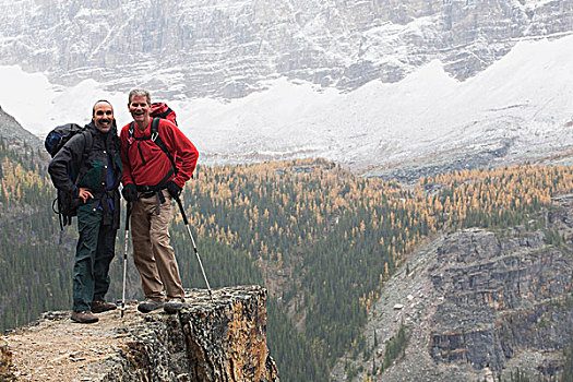 幽鹤国家公园,不列颠哥伦比亚省,加拿大,两个,男性,远足者,站立,悬崖,秋天