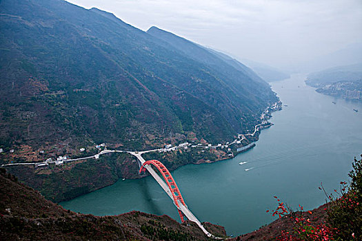 重庆巫山县文峰森林公园俯瞰巫山长江大桥与巫山县城