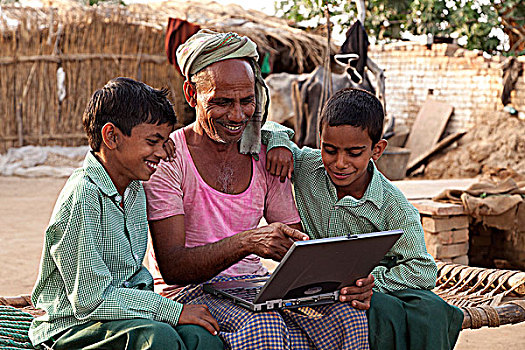 印度,北方邦,两个男孩,校服,学习,笔记本电脑,父亲