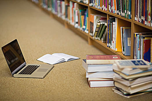 笔记本电脑,书本,图书馆,地面