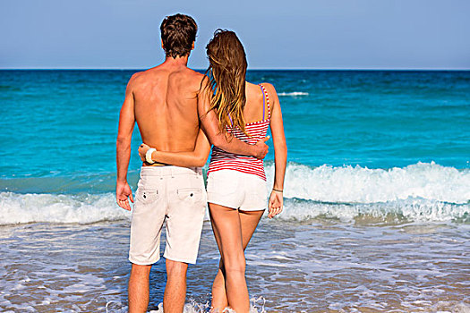 情侣,年轻,旅游,热带,夏天,海滩,后视图,搂抱