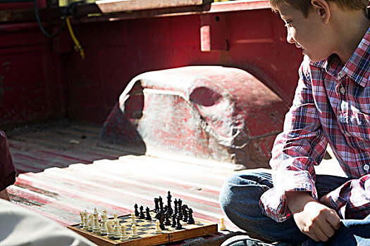 男孩,双腿交叉,背影,皮卡,玩,下棋