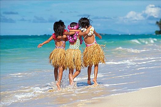 后视图,三个,女孩,海滩,草裙,花环,相拥,跑,水中