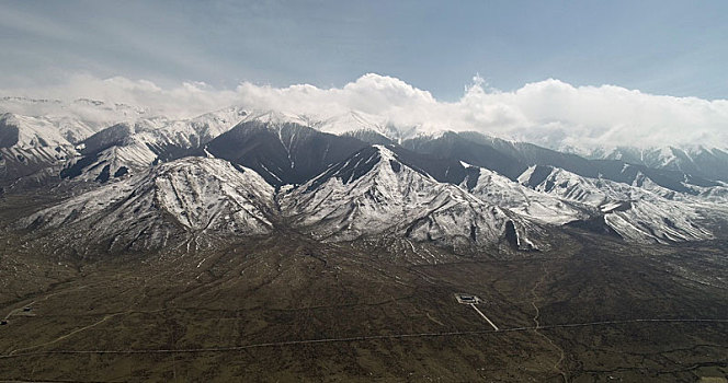 新疆巴里坤,谷雨雪后天山美