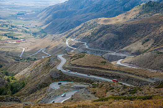 新疆布尔津县冲乎尔镇到喀纳斯国家地质公园的盘山公路