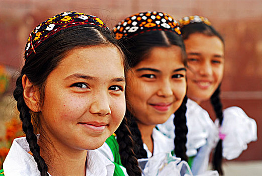 头像,三个,女孩,辫子,戴着,头骨,帽,站立,一个,后面,阿什哈巴德,土库曼斯坦