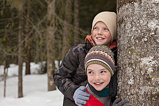 高兴,男孩,树干,雪,木头