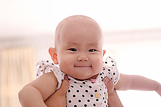 注视镜头笑的可爱婴儿