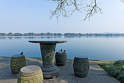 西湖边的休闲石桌石凳